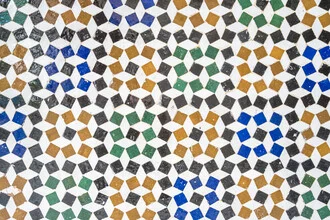 Bunte quadratische Fliesen aus Marokko mit verschiedenen Farben und Mustern.