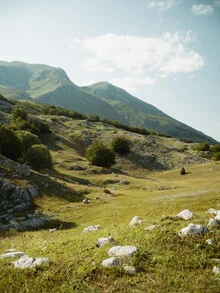 Fotokunst von Claas Liegmann: friedliche Berglandschaft in Montenegro