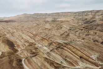 Felsformationen im Vashlovani Nationalpark in Georgien, sanfte Farben und weite Landschaften.
