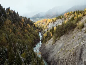 Fotokunst von Claas Liegmann: Herbstlandschaft in den Bergen mit bunten Bäumen