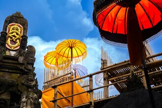 Fotokunst von Miro May: Zeremonie unter dem Himmel, farbenfrohe Tempel und Rituale in Bali