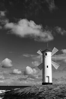 Fotokunst der Mühlenbake in Swinemünde, sanfte Wolken über der Ostsee