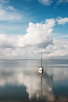 Wunderschönes Bild eines Bootes in den Wolken über dem Meer