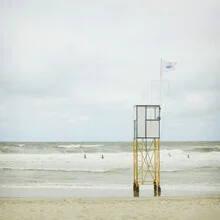 Fotokunst von Manuela Deigert: entspannte Badezeit im Meer unter bewölktem Himmel