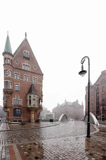 Fotokunst von Dennis Wehrmann: historische Gebäude im Hamburger Hafen bei Nebel