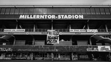 Fotokunst von Dennis Wehrmann: Menschen im Millerntor Stadion bei einem Fußballspiel.