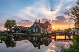 Sonnenaufgang über einem ruhigen Fluss in den Niederlanden, sanfte Farben und friedliche Stimmung