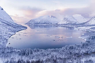 Fotokunst von Eva Stadler: sanfte Pastellfarben über Wolken und Bergen in Norwegen
