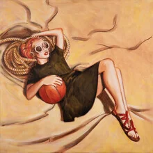 Fotokunst von Sarah Morrissette: Frau entspannt mit Ball in der Sonne