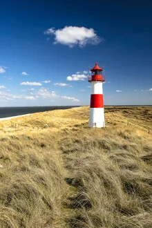 Fotokunst: Leuchtturm auf Sylt mit Dünengras und Sanddünen am Strand