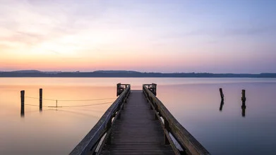 Ruhe am See: Sonnenaufgang über dem Wasser mit sanften Farben