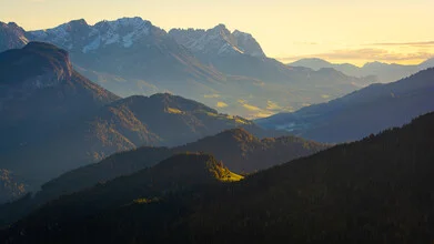 Fotografie von den österreichischen Alpen bei Sonnenaufgang, sanfte Farben am Himmel.