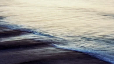 Fotokunst von J. Daniel Hunger: sanfte Welle am Strand in Zeeland