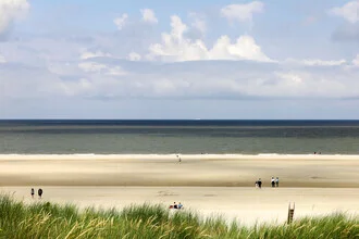 Photo art: relaxed beach scene with people and gentle waves