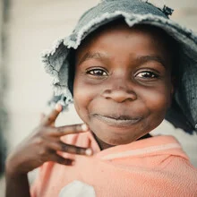 Photo art by Dennis Wehrmann: cheerful girl in Katutura, Namibia, smiling at the camera.