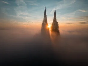Fotokunst von Johannes Hulsch: Sonnenaufgang über Regensburg mit Donau und Dom.