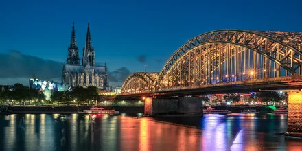 Fotokunst von Achim Thomae: Skyline von Köln nach Sonnenuntergang in sanften Farben