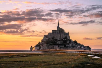 Sonnenuntergang über Le Mont Saint Michel in der Normandie mit sanften Farben.