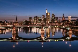Fotokunst von Achim Thomae: Skyline von Frankfurt am Main bei Sonnenuntergang
