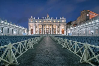 Fotokunst des Petersdoms in Rom bei Dämmerung, sanfte Farben und ruhige Atmosphäre