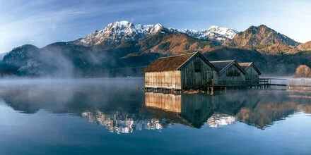Fotokunst von Achim Thomae: Bootshäuser am Kochelsee im Morgennebel