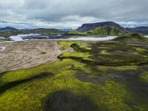 Highland landscape in Iceland, expansive fields and gentle mountains, calm atmosphere.