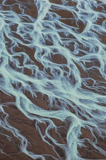 Fotokunst von Michael Jurek: schimmernder Gletscherfluss in isländischer Landschaft
