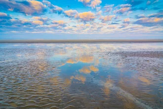 Fotokunst von Martin Wasilewski: Morgenstimmung am Wattenmeer mit sanften Farben