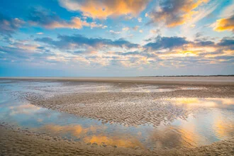 Fotokunst von Martin Wasilewski: Sonnenaufgang über dem Wattenmeer in Sankt Peter-Ording.