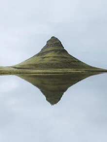 Fotokunst von Reiner Hofer: ruhige Berglandschaft mit Kirkjufell in Island