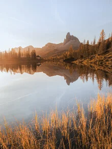 Fotokunst von Reiner Hofer: ruhiger Lago Fedèra umgeben von Lärchen und Bergen