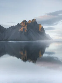 Fotokunst von Reiner Hofer: Vestrahorn mit spiegelnden Wasserflächen und Bergen