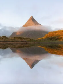Fotokunst von Reiner Hofer: ruhige Landschaft mit Bergen und reflektierender Mitternachtssonne