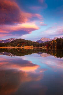 Fotografie eines Sonnenuntergangs über den Karwendel-Bergen mit ruhigem See