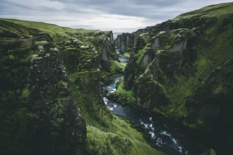 Fotokunst von Johannes Hulsch: sanfte Schluchtlandschaft in Island