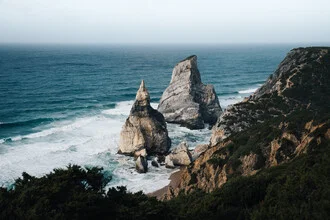 Fotografie von Praia da Ursa in Portugal: ruhige Küstenlandschaft mit Wellen