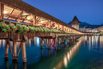 Fotokunst von Achim Thomae: Kapellbrücke in Luzern zur blauen Stunde
