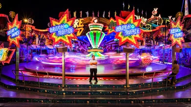 Fotokunst von Christoph Kalck: bunte Rummelplatz-Szene mit Break Dance Fahrgeschäft.