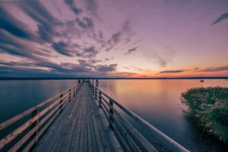 Fotokunst von Achim Thomae: Sonnenuntergang am Ammersee mit ruhigem Wasser
