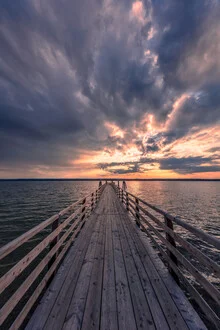 Sonnenuntergang über dem Ammersee mit sanften Wolken und ruhigem Wasser