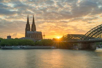 Evening mood on the Rhine in Cologne with soft colors and a calm atmosphere