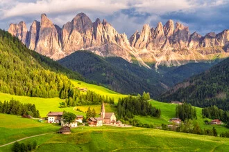 Fotokunst von Achim Thomae: goldene Stunde im Villnösstal mit den Geislerspitzen