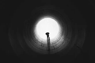 Foto von Roswitha Schleicher-Schwarz: Mann mit Hund unter einem Regenschirm im Tunnel