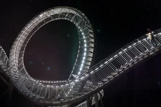Fotokunst: Treppe führt in den nächtlichen Himmel, umgeben von funkelnden Sternen.