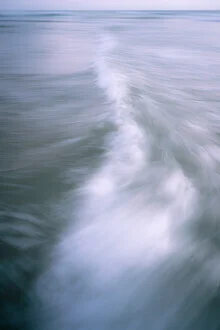Fotokunst von Tal Paz-Fridman: sanfte Wellenbewegungen im ruhigen Wasser