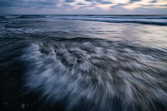 Fotokunst von Tal Paz-Fridman: ruhige Wellen bei Sonnenaufgang am Meer.