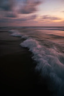 Fotokunst von Tal Paz-Fridman: ruhige Wellenlandschaft bei Dämmerung