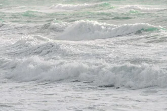 Fotokunst von Tal Paz-Fridman: sanfte Wellenbewegung im türkisfarbenen Wasser