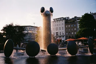 Fotokunst von Ben Hammer: ruhige Aufnahme des Ebertplatzes in Köln mit Wasserbrunnen.