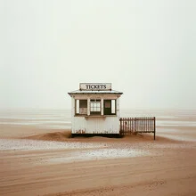 Fotokunst von David Foster Nass: surrealer Strand unter bunten Wolken